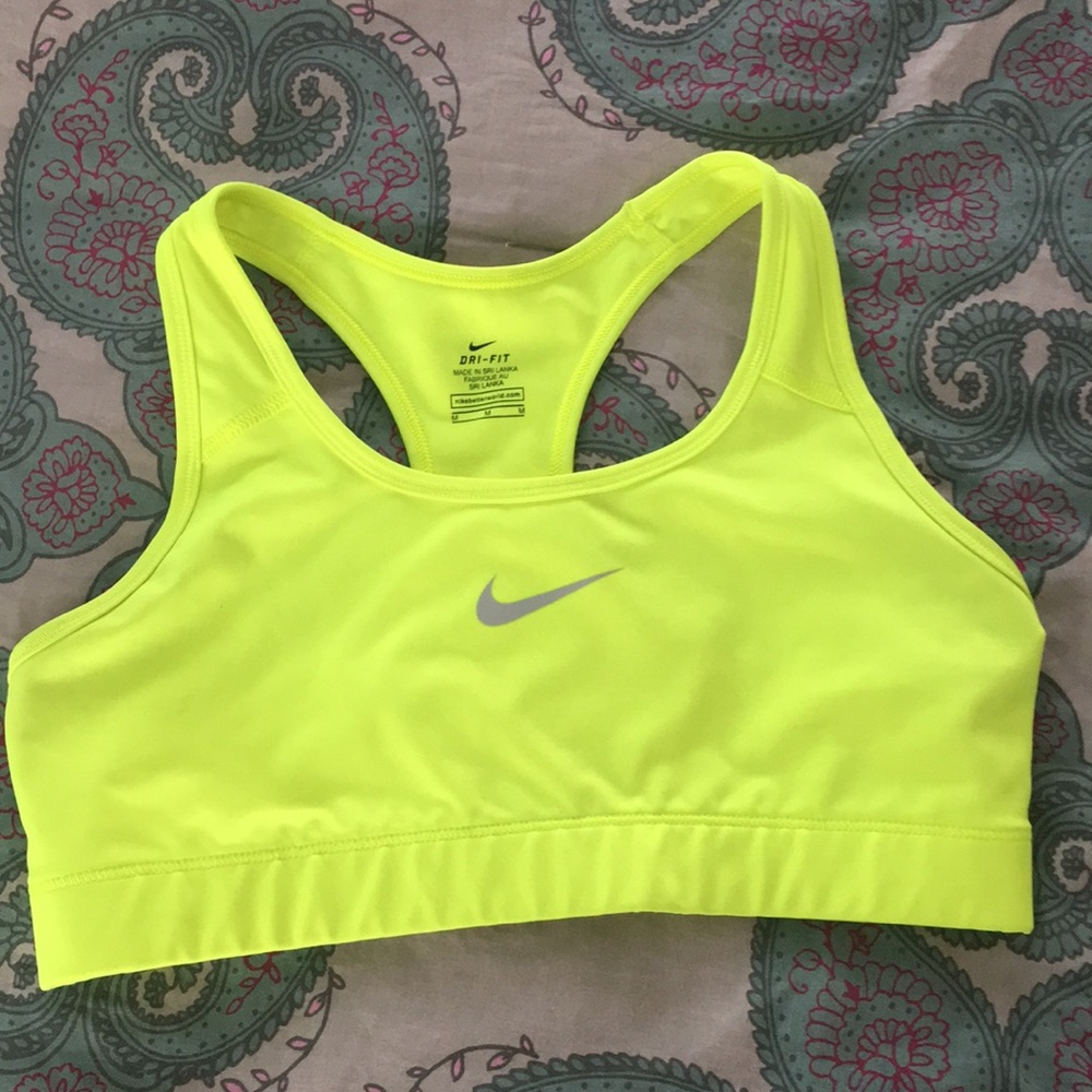 New without tags NIKE sports bra size Med.